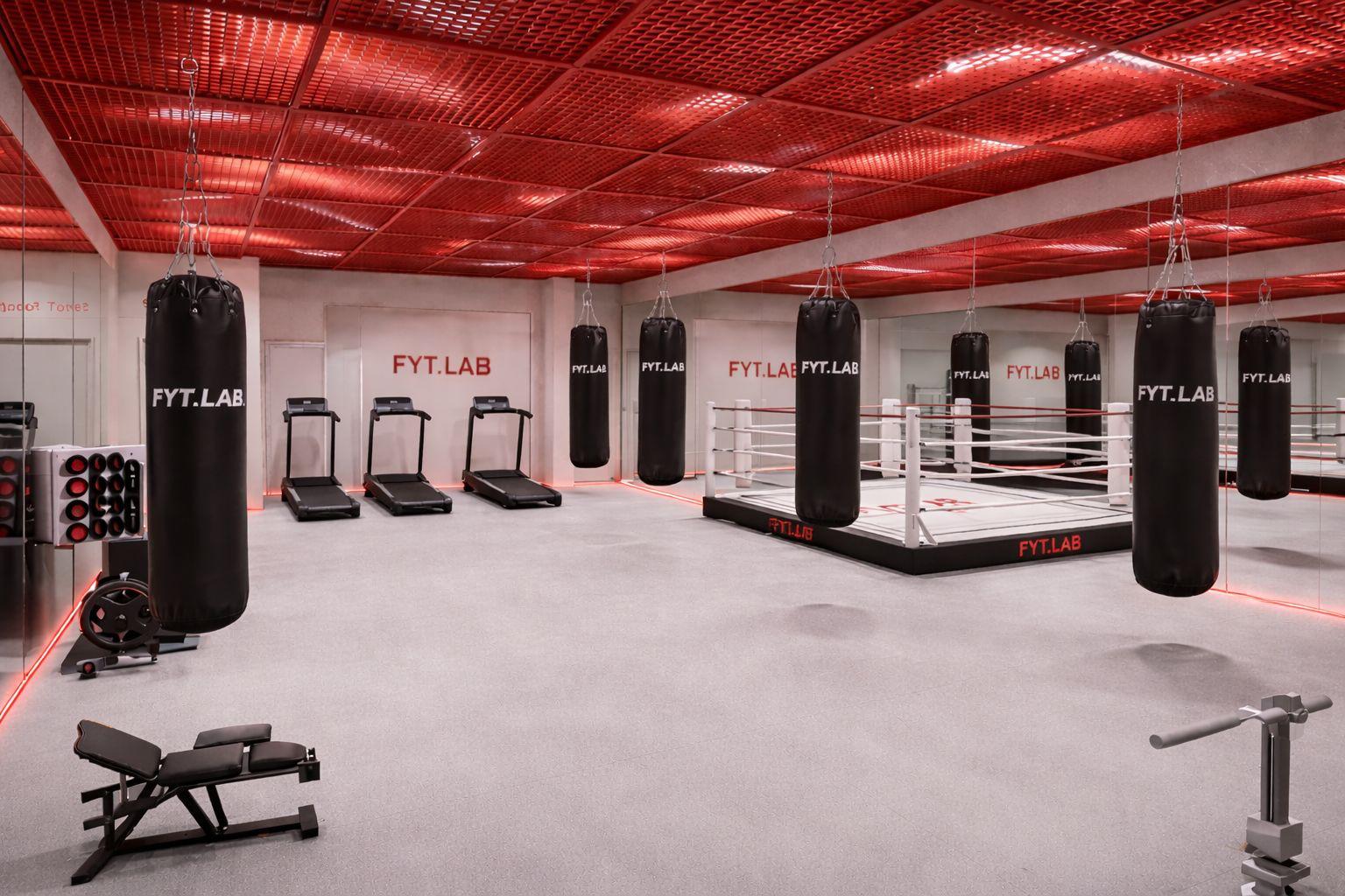 FYT.LAB Gym Interior — Boxing Ring, Sandsäcke und Trainingsbereich